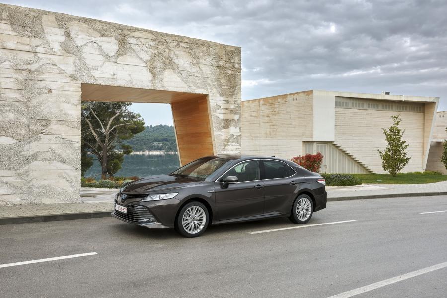  Toyota Camry Hybrid 2019 года  (EU) (фото 30 из 45)